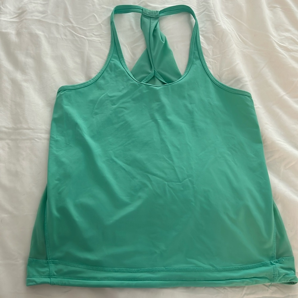 Lululemon workout top M (6-8)